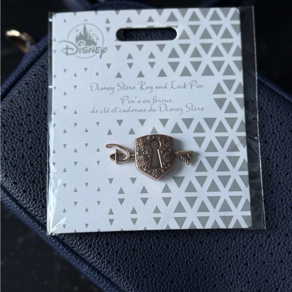 Mickey Mouse Icon Flair Belt Bag - Picture 2 of 7